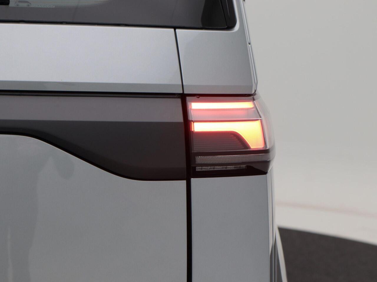 Volkswagen ID. Buzz Anniversary Edition 286 pk 79 kWh | Trekhaak | Bijrijdersbank | Camera |