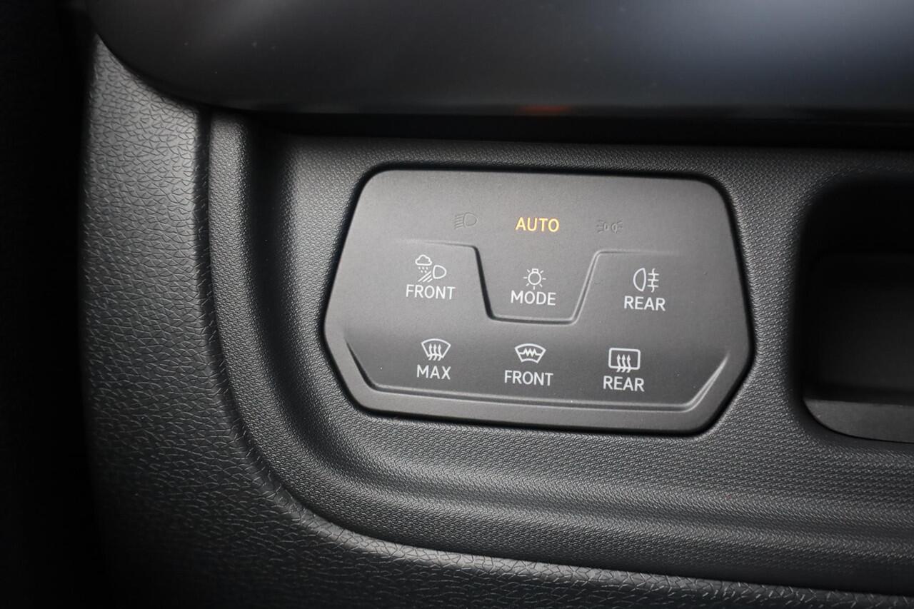 Volkswagen ID. Buzz Pro Bulli 86 kWh LWB 7p. 268PK / 210kW LED Matrix IQ.Light, rondomzicht camera, voorstoelen verwarmbaar met massagefunctie, Apple Carplay & Android Auto, achteruitrijcamera, elektrische schuifdeur links + rechts, Keyless Entry, dynamische grootlichtassist