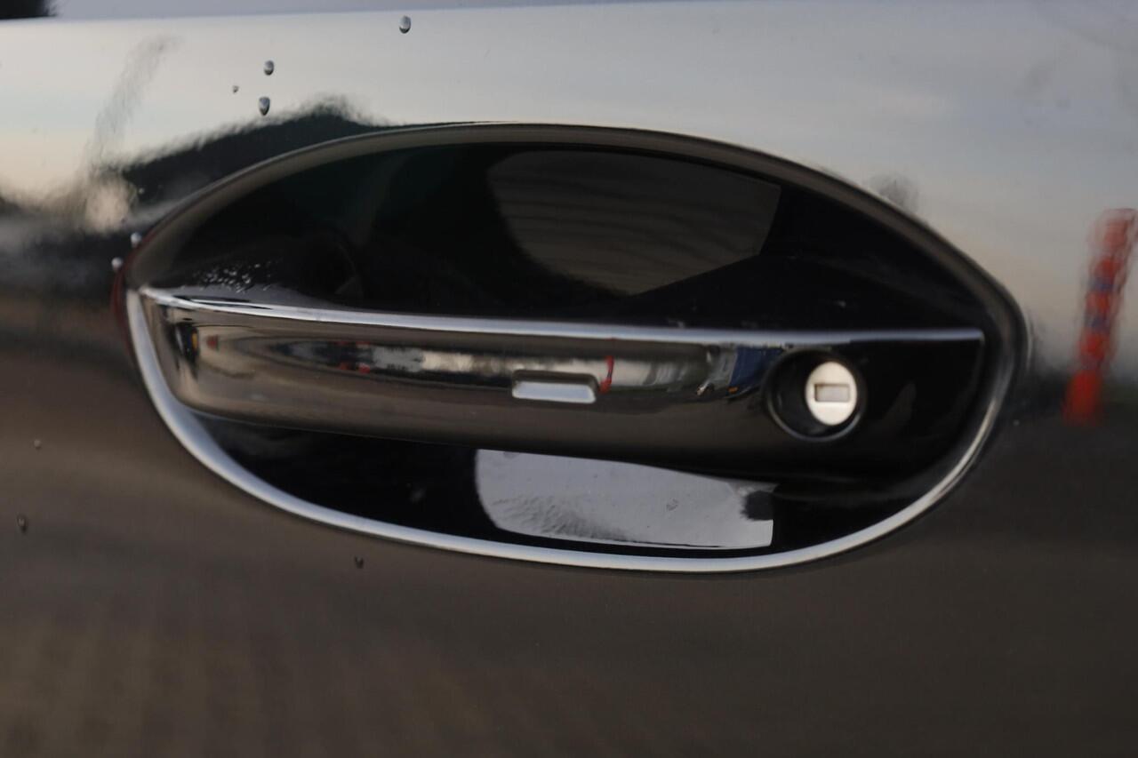 Volkswagen ID. Buzz GTX 86 kWh LWB 7p. PL ¤1294 p/m* 340PK / 250kW 4-motion, LED Matrix (IQ.Lights), warmtepomp, design pakket plus (panoramadak), assistance pakket plus (alarm, keyless start & entry, dodehoekdetectie (side assist), cruise control adaptief (acc) met Stop&Go 