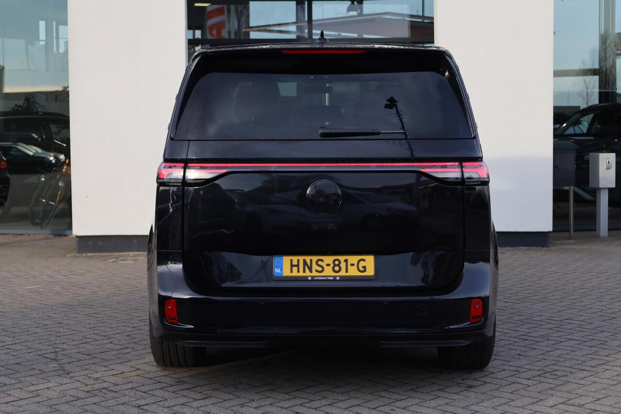 Volkswagen ID. Buzz GTX 86 kWh LWB 7p. PL ¤1294 p/m* 340PK / 250kW 4-motion, LED Matrix (IQ.Lights), warmtepomp, design pakket plus (panoramadak), assistance pakket plus (alarm, keyless start & entry, dodehoekdetectie (side assist), cruise control adaptief (acc) met Stop&Go 
