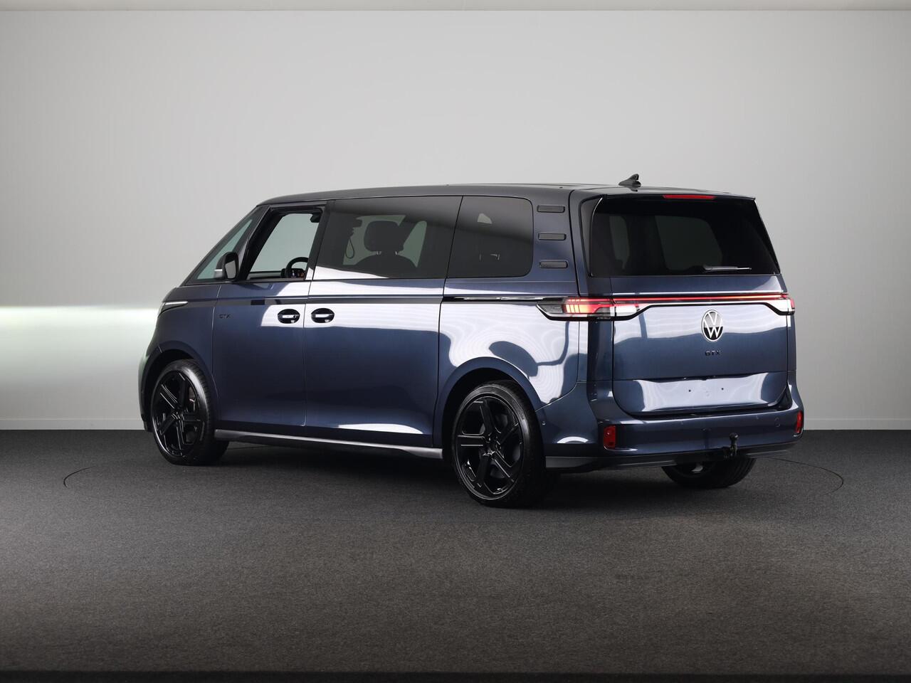 Volkswagen ID. Buzz GTX 86 kWh LWB 7p. 340 pk | SoH 100% | Verlengde garantie | Navigatie | Trekhaak (wegklapbaar) | Parkeersensoren (Park assist) | Achteruitrijcamera | Stoelverwarming v/a |