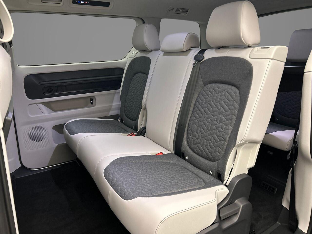 Volkswagen ID. Buzz Pro Bulli Limited 286pk 86 kWh LWB | 7-zits | Trekhaak | AssistancePlus pakket | ComfortPlus pakket | Design pakket | Open & Close pakket
