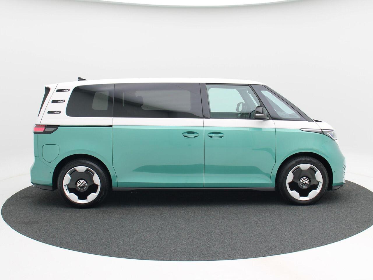 Volkswagen ID. Buzz Bedrijfswagens Pro Bulli L2 7-zits 210 kW (286 pk) 3239 mm | Trekhaak | 20"Stockton LM | Led matrix koplampen | Electrisch bedienbare achterklep |