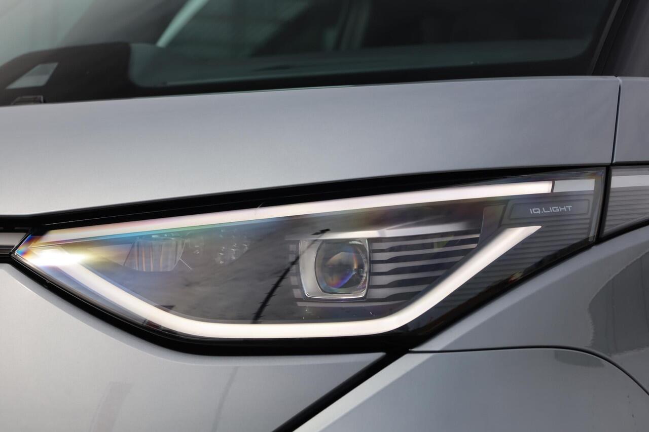 Volkswagen ID. Buzz Pro Bulli Limited Edition 86 kWh LWB 7p. 286PK / 210kW, LED Matrix (IQ.Lights), 360° rondomzichcamera (area view), head-up display, 3-zone Climatronic, Soundsysteem "Harman Kardon", Apple Carplay & Android Auto, verwarmbare voorstoelen, verwarmbaar stuurw