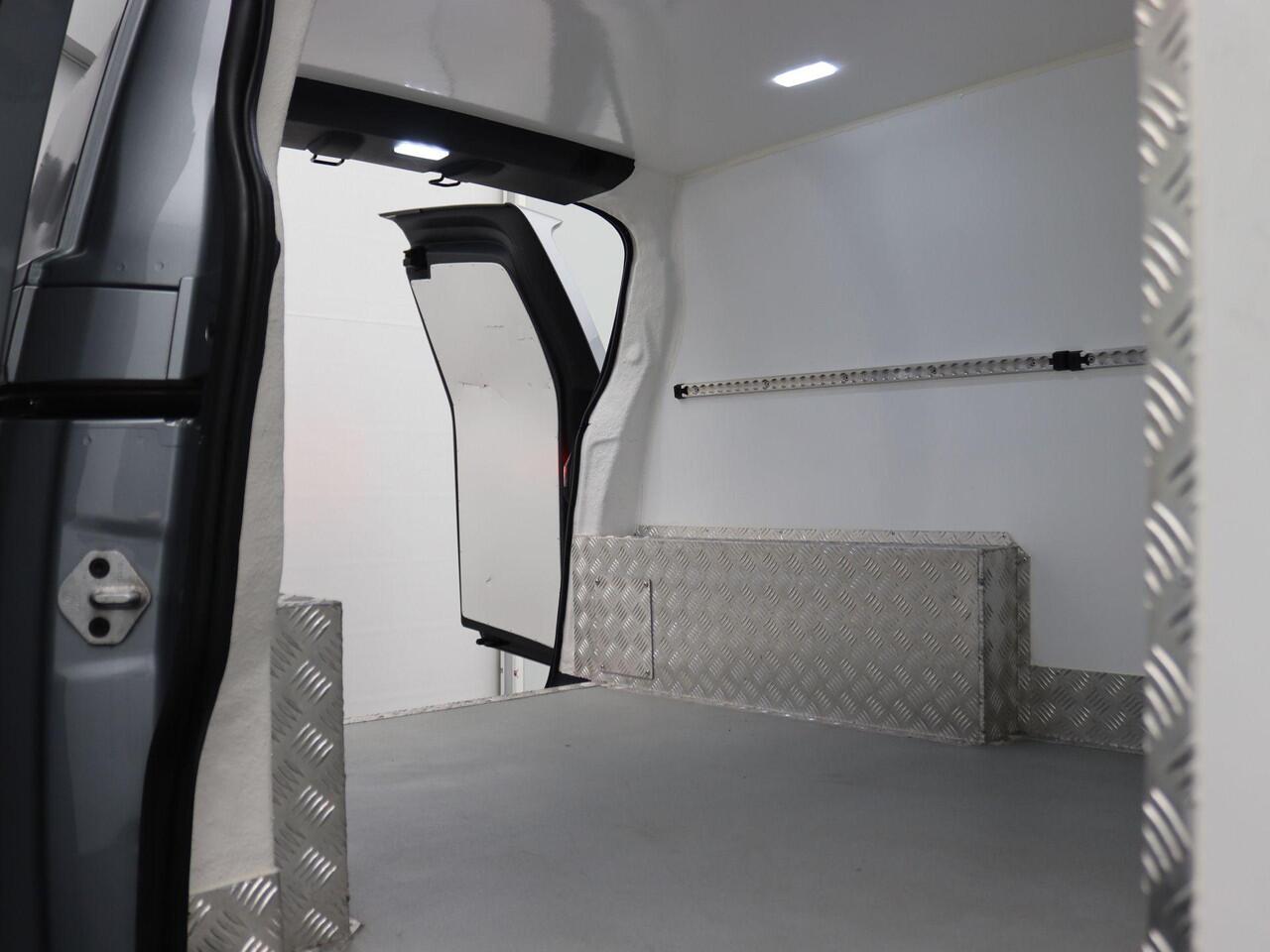 Volkswagen ID. Buzz Cargo Economy Business 77 kWh 204PK Aut. SOH 97%, Thermo King Vriesinstallatie, Travel Assist, PDC voor + achter, Voorruitverwarming, Best.stoel verwarmd, Achterdeuren, Navi via apple carplay/android auto