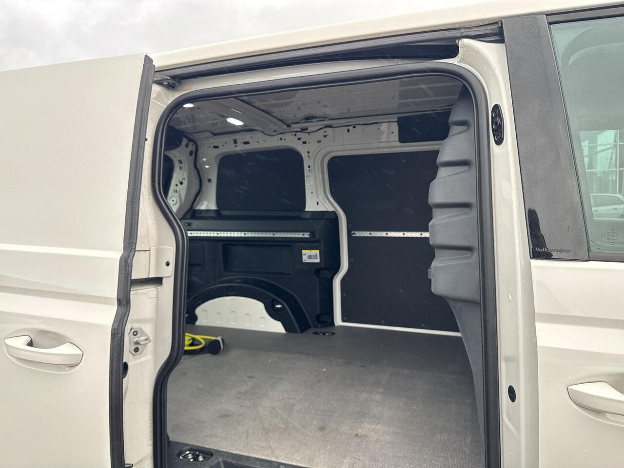 Volkswagen ID. Buzz Cargo 77 kWh L1 | Trekhaak | Camera | SOH 97% |