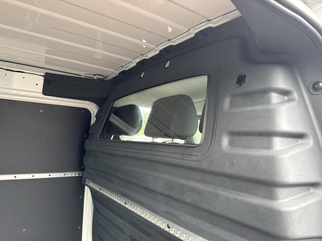 Volkswagen ID. Buzz Cargo 77 kWh L1 | Trekhaak | Camera | SOH 97% |