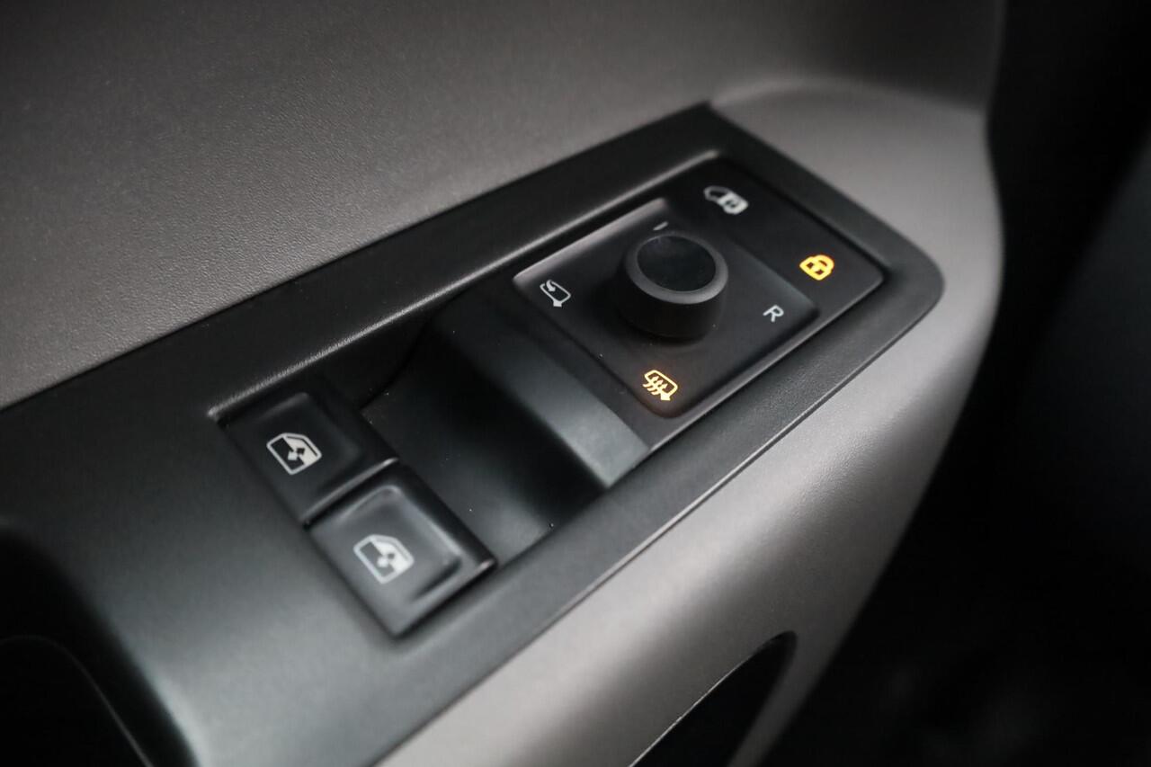 Volkswagen ID. Buzz Cargo 77 kWh 2 x schuifdeur trekhaak wegklapbaar led matrix multimedia pakket plus stuurwielverwarming multifunctioneel met leder voorstoelen verwarmbaar voorruit verwarmbaar bindrails laadruimte laadvloer park assist achterdeuren 20" Solna velgen 2 x voorstoel