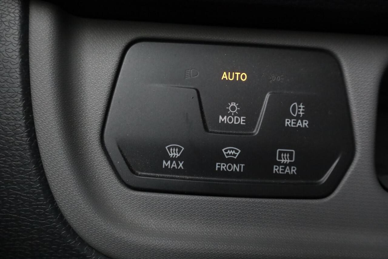 Volkswagen ID. Buzz Cargo 77 kWh 2 x schuifdeur trekhaak wegklapbaar led matrix multimedia pakket plus stuurwielverwarming multifunctioneel met leder voorstoelen verwarmbaar voorruit verwarmbaar bindrails laadruimte laadvloer park assist achterdeuren 20" Solna velgen 2 x voorstoel