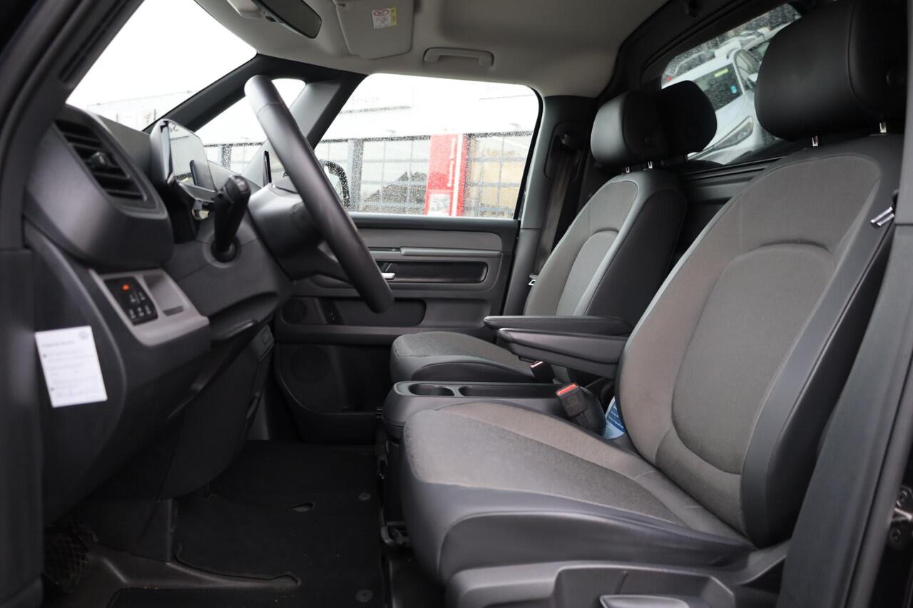 Volkswagen ID. Buzz Cargo 77 kWh 2 x schuifdeur trekhaak wegklapbaar led matrix multimedia pakket plus stuurwielverwarming multifunctioneel met leder voorstoelen verwarmbaar voorruit verwarmbaar bindrails laadruimte laadvloer park assist achterdeuren 20" Solna velgen 2 x voorstoel