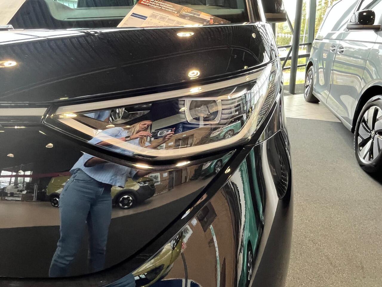 Volkswagen ID. Buzz Cargo Bedrijfswagens Anniversary Edition 4M 340 pk 250 kW elektromotor | 4 Motion | Achteruitrijcamera (Rear View) inclusief 360 graden camera (Area View) | Assistance Pakket Plus | Digitale radio-ontvangst (DAB+) | Navigatie 'Discover Pro' | Anniversary Editio