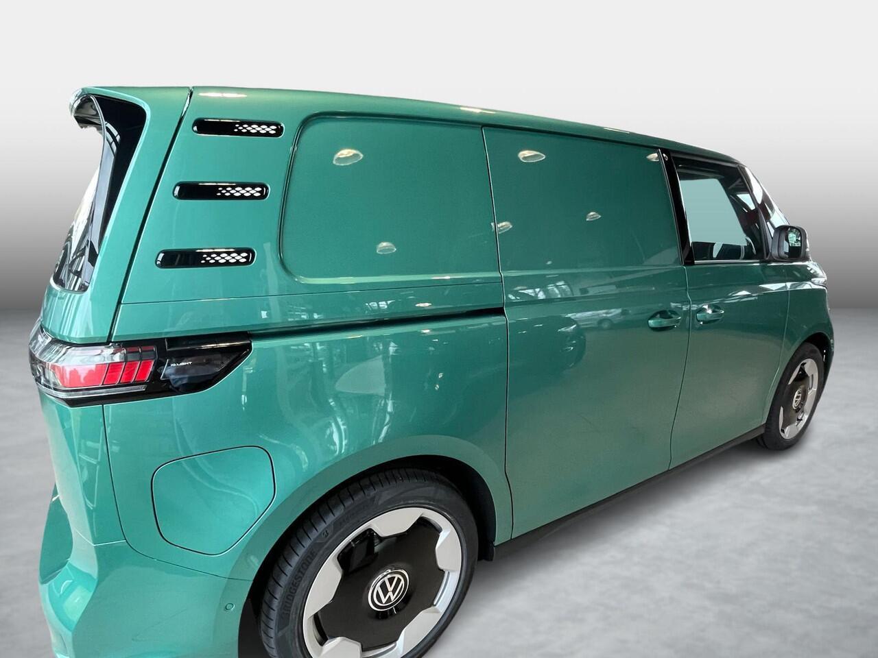 Volkswagen ID. Buzz Cargo Bedrijfswagens Anniversary Edition Elektromotor 4M 250kW (340 pk) | 4 Motion | Elektrische schuifdeur rechts | Open en close plus pakket | DAB+ | Achteruitrijcamera | Achterlichten LED | Bijrijdersstoel in plaats van bijrijdersbank inclusief ISOFIX |