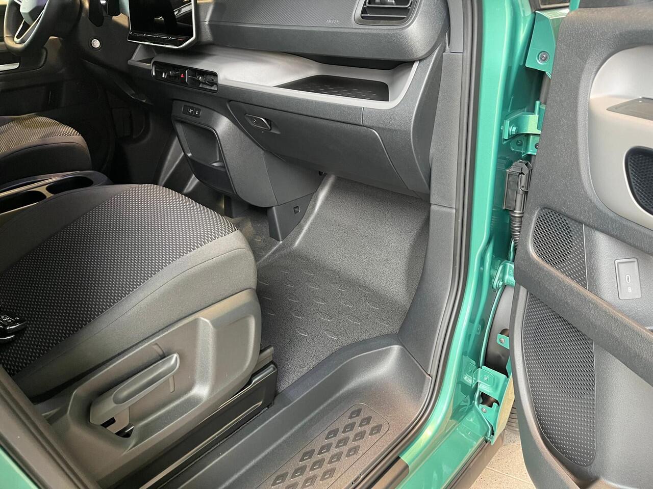 Volkswagen ID. Buzz Cargo Bedrijfswagens Anniversary Edition Elektromotor 4M 250kW (340 pk) | 4 Motion | Elektrische schuifdeur rechts | Open en close plus pakket | DAB+ | Achteruitrijcamera | Achterlichten LED | Bijrijdersstoel in plaats van bijrijdersbank inclusief ISOFIX |