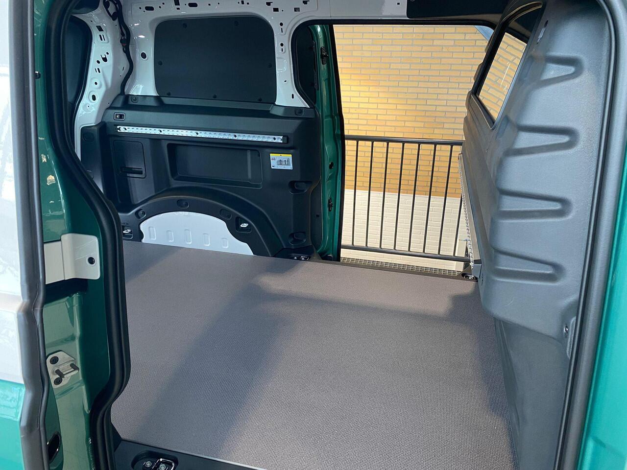 Volkswagen ID. Buzz Cargo Bedrijfswagens Anniversary Edition Elektromotor 4M 250kW (340 pk) | 4 Motion | Elektrische schuifdeur links en rechts | Open en close plus pakket | DAB+ | Achteruitrijcamera | Achterlichten LED |