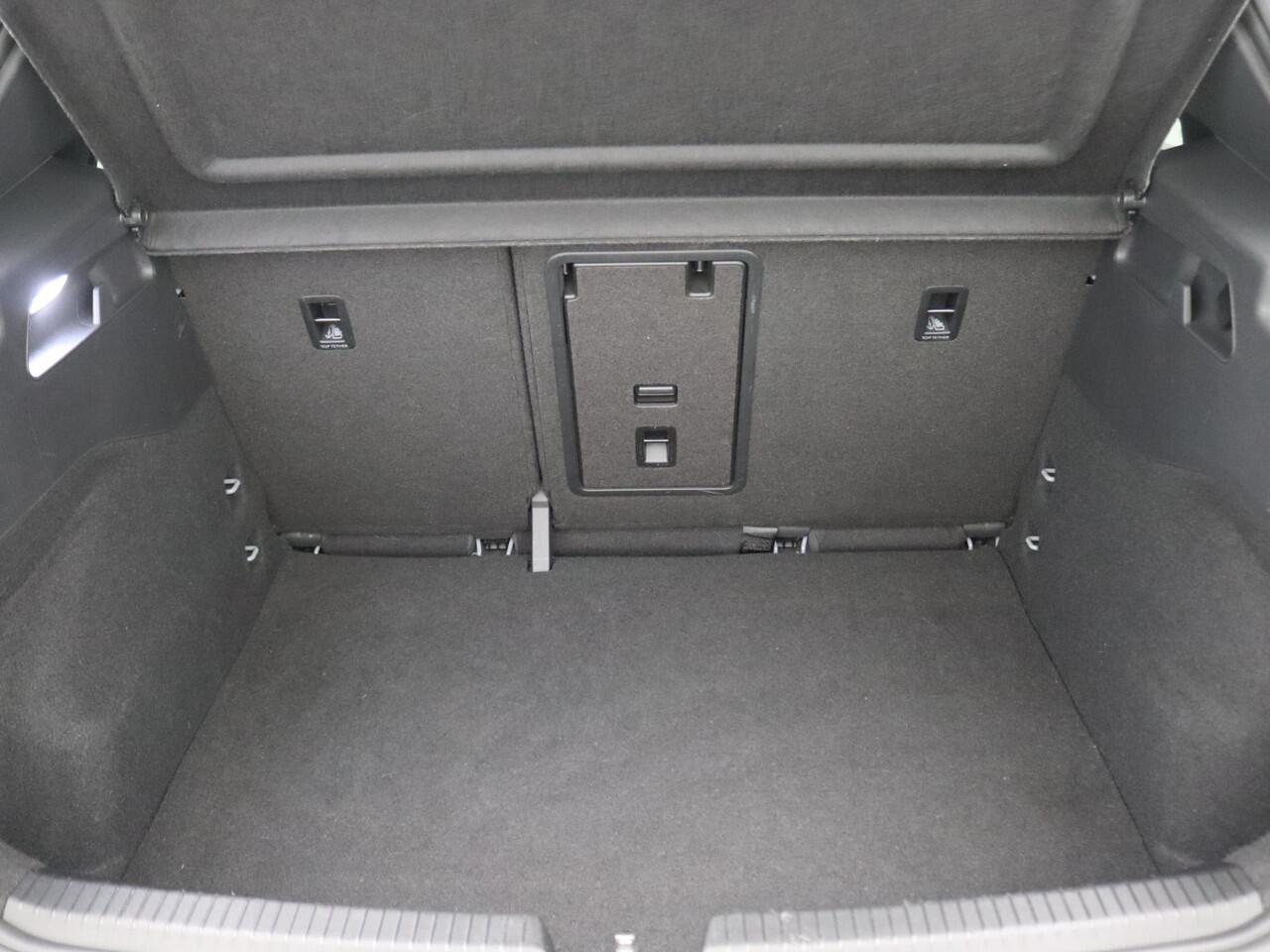 Volkswagen ID.3 First Plus 58 kWh 204PK Aut. Adaptieve Cruise Controle, Achteruitrijcamera, Keyless, Matrix LED-verlichting, Navi, Clima, Stoel-Stuurverwarming, 19" LM Velgen