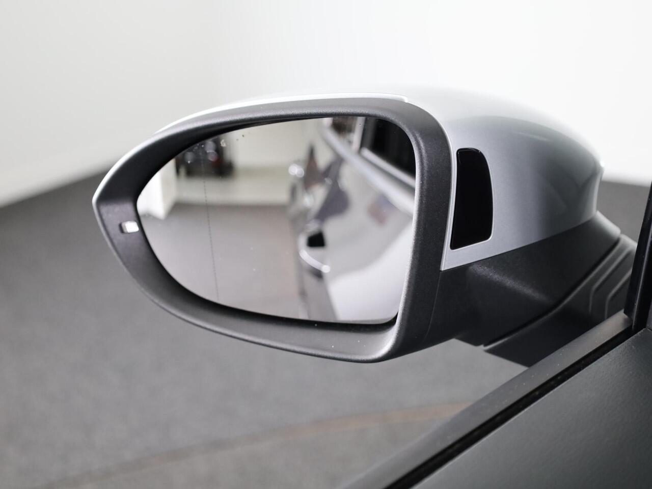 Volkswagen ID.3 First Max 58 kWh 204 pk | Navigatie | Panoramadak | Parkeersensoren | Achteruitrijcamera | Matrix LED koplampen | Stoelverwarming |