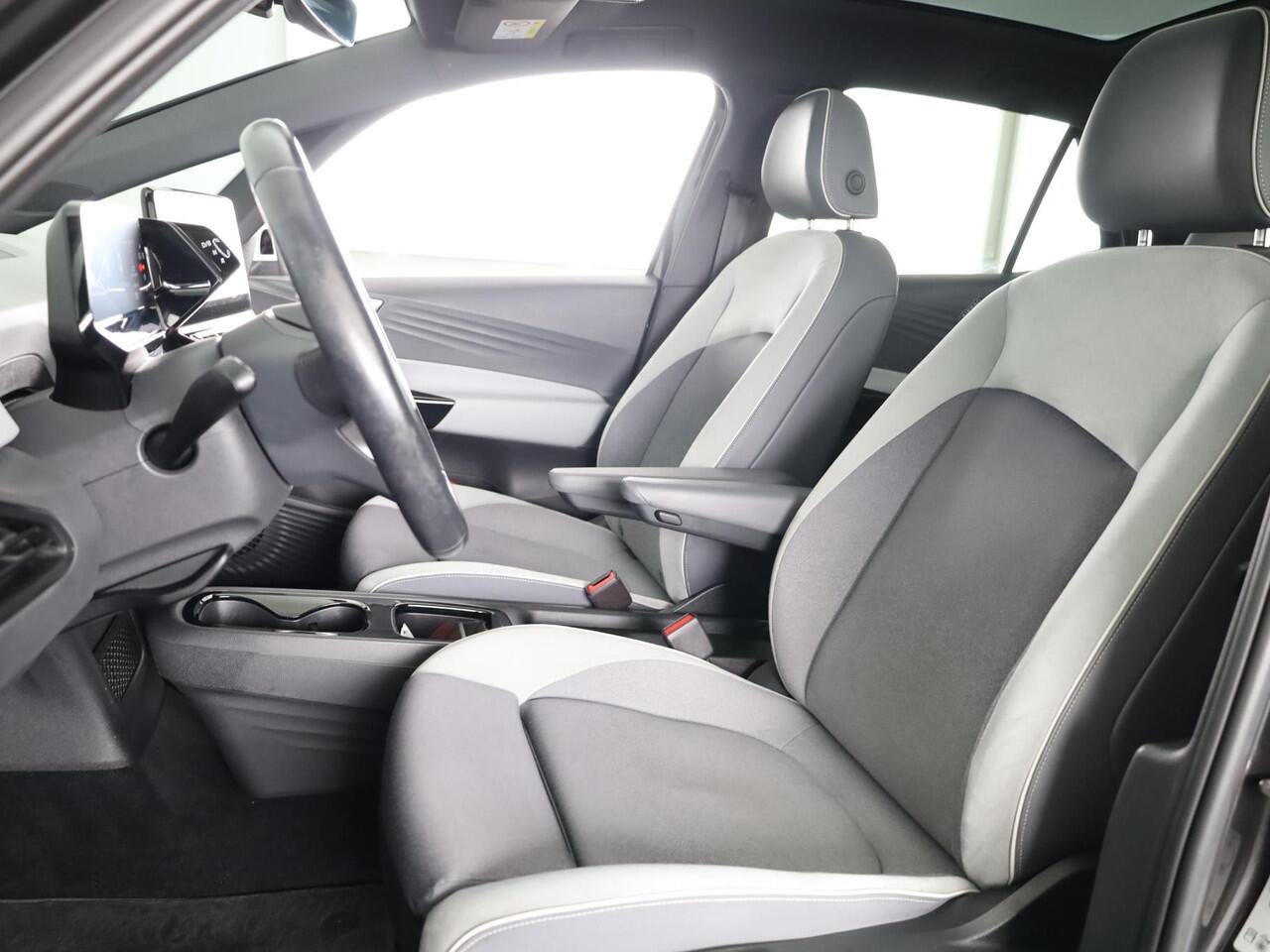 Volkswagen ID.3 First Max 58 kWh 204 pk | Navigatie | Panoramadak | Parkeersensoren | Achteruitrijcamera | Matrix LED koplampen | Stoelverwarming |