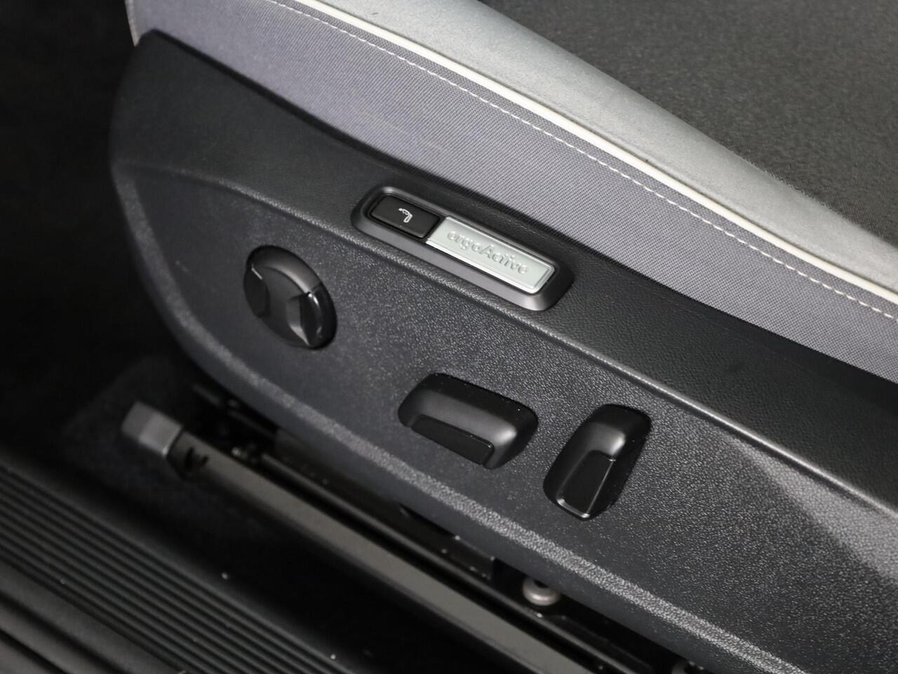 Volkswagen ID.3 First Max 58 kWh 204 pk | Navigatie | Panoramadak | Parkeersensoren | Achteruitrijcamera | Matrix LED koplampen | Stoelverwarming |