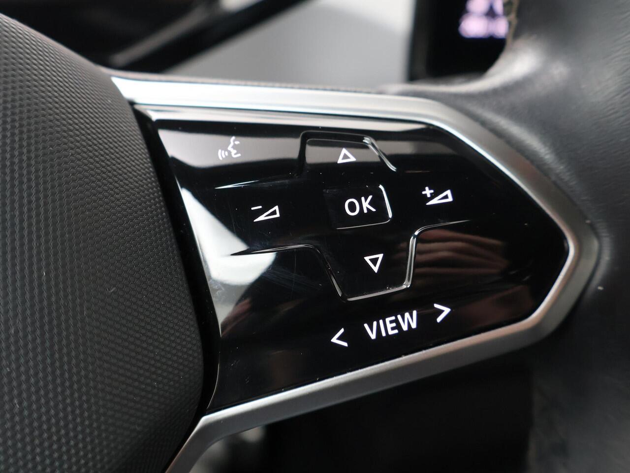 Volkswagen ID.3 First Plus 58 kWh | 204 PK | SoH 85% | Matrix LED | 19" LM velgen | Apple Carplay/Android Auto | Voorstoelen verwarmd |