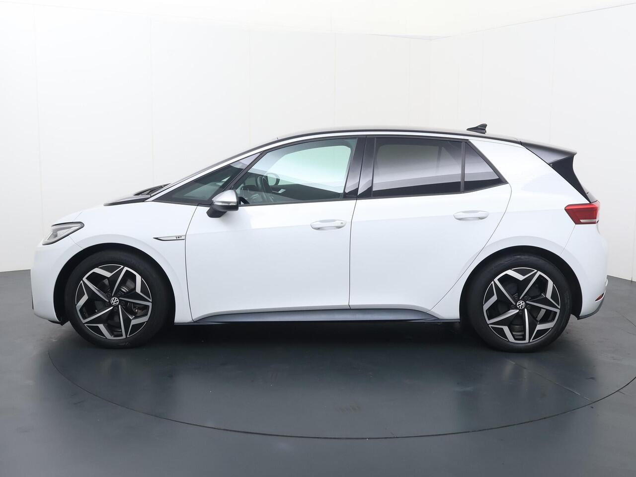 Volkswagen ID.3 First Plus 58 kWh | 204 PK | SoH 85% | Matrix LED | 19" LM velgen | Apple Carplay/Android Auto | Voorstoelen verwarmd |