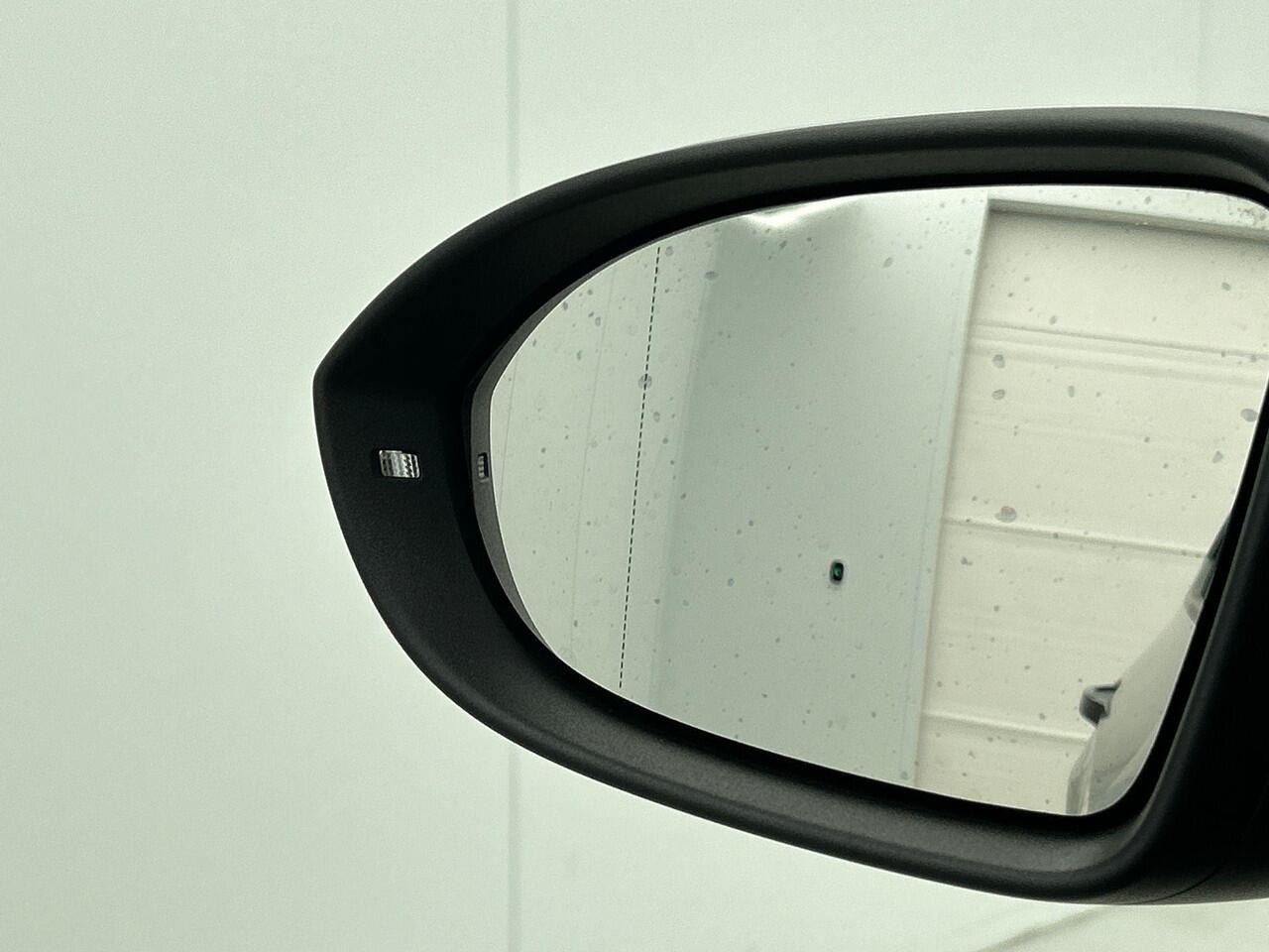 Volkswagen ID.3 First Plus 58 kWh | Navigatie | Apple Carplay/Android Auto | Camera | Parkeersensoren | Adaptive Cruise Control | Full LED Matrix | Stoel- en stuurverwarming | Lichtmetalen velgen | Climate Control