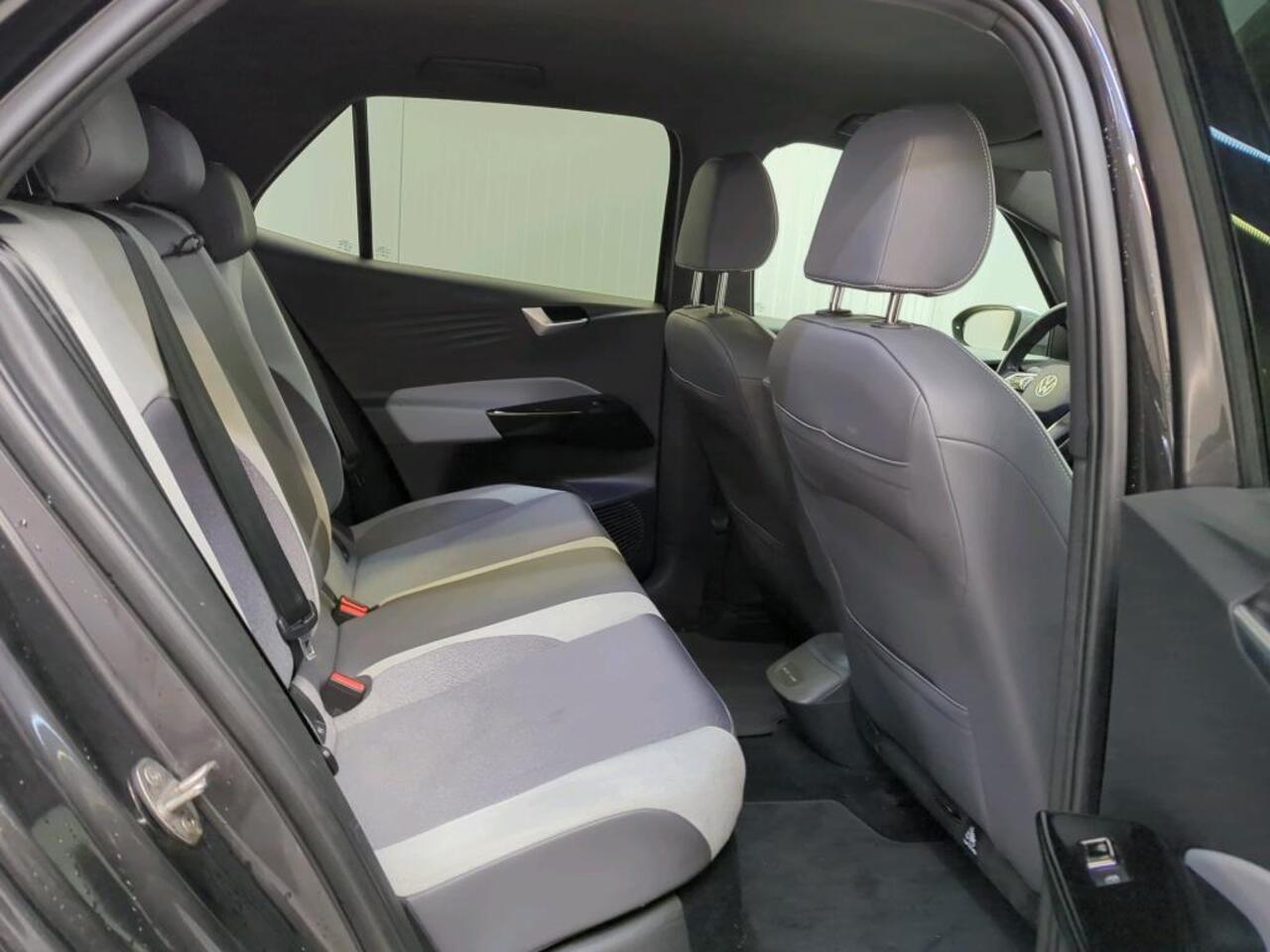 Volkswagen ID.3 First Plus 58 kWh Airco ECC Navi Carplay PDC VA+ Camera Adaptive Cruise Control 19" LM Velgen LED Matrix