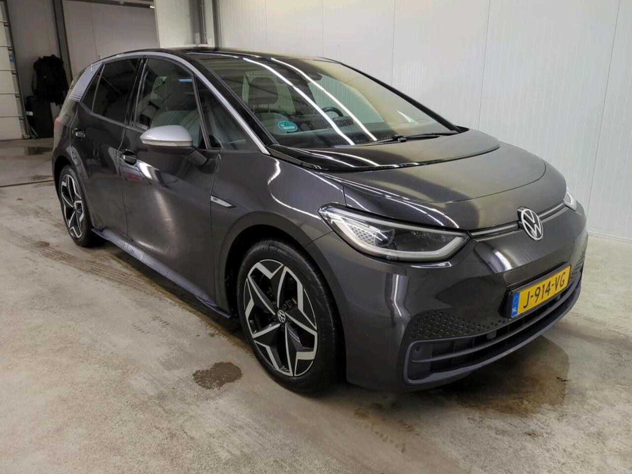 Volkswagen ID.3 First Plus 58 kWh Airco ECC Navi Carplay PDC VA+ Camera Adaptive Cruise Control 19" LM Velgen LED Matrix
