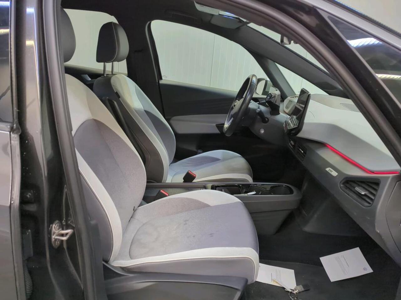 Volkswagen ID.3 First Plus 58 kWh Airco ECC Navi Carplay PDC VA+ Camera Adaptive Cruise Control 19" LM Velgen LED Matrix