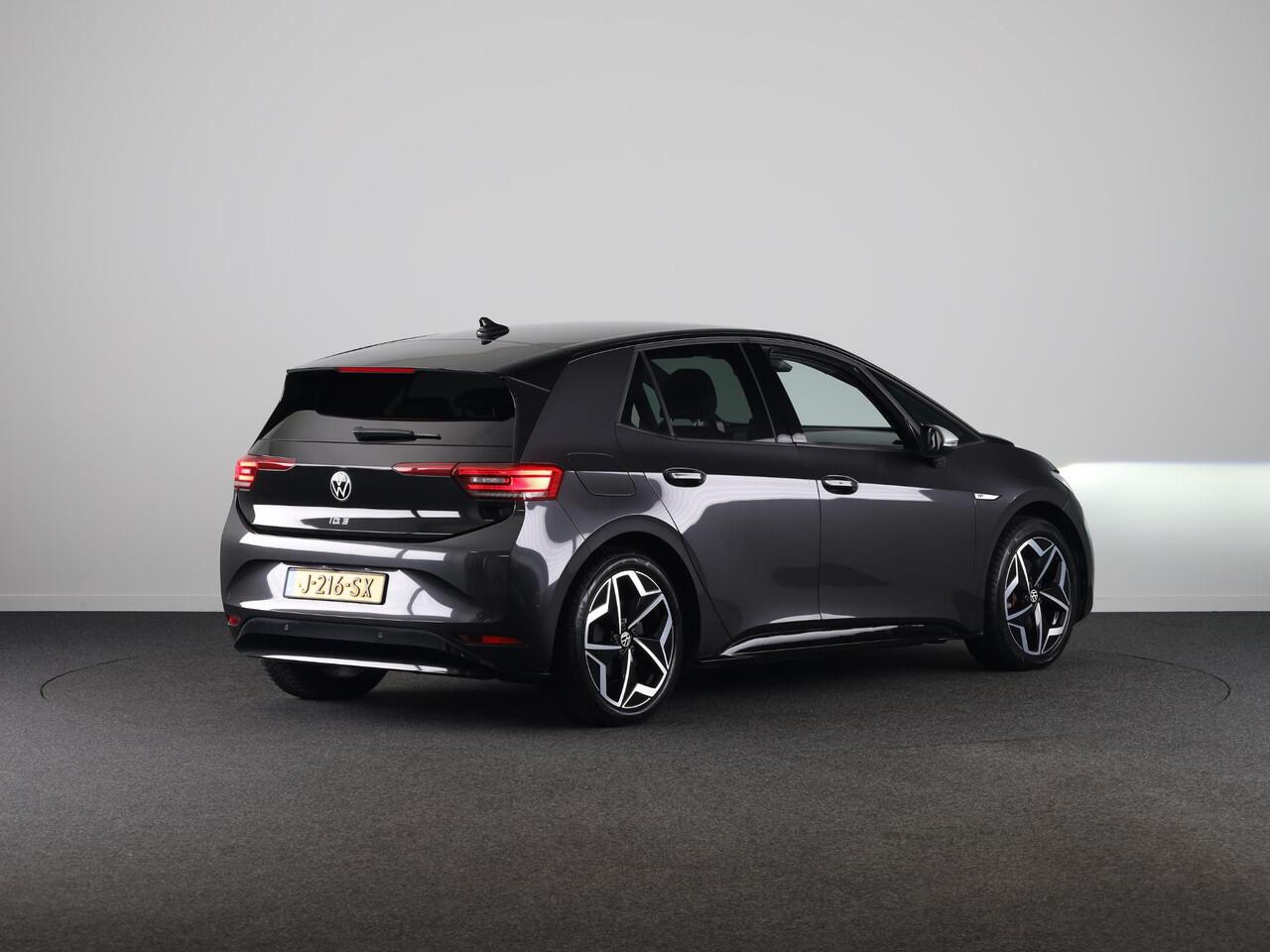 Volkswagen ID.3 First Plus 58 kWh 204 pk | Navigatie | Trekhaak (afneembaar) | Parkeersensoren | Achteruitrijcamera | Stoelverwarming |