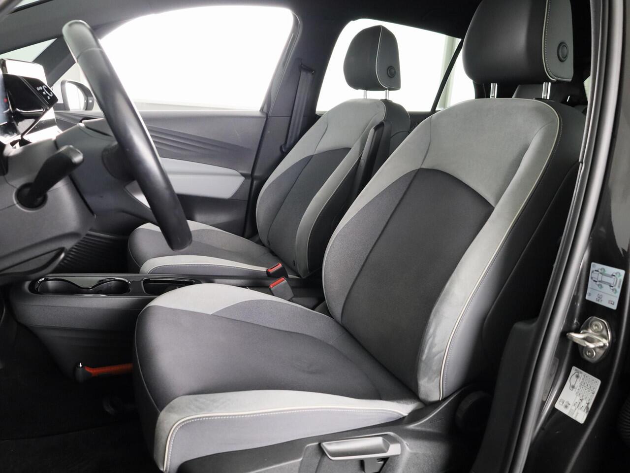 Volkswagen ID.3 First Plus 58 kWh 204 pk | Navigatie | Trekhaak (afneembaar) | Parkeersensoren | Achteruitrijcamera | Stoelverwarming |