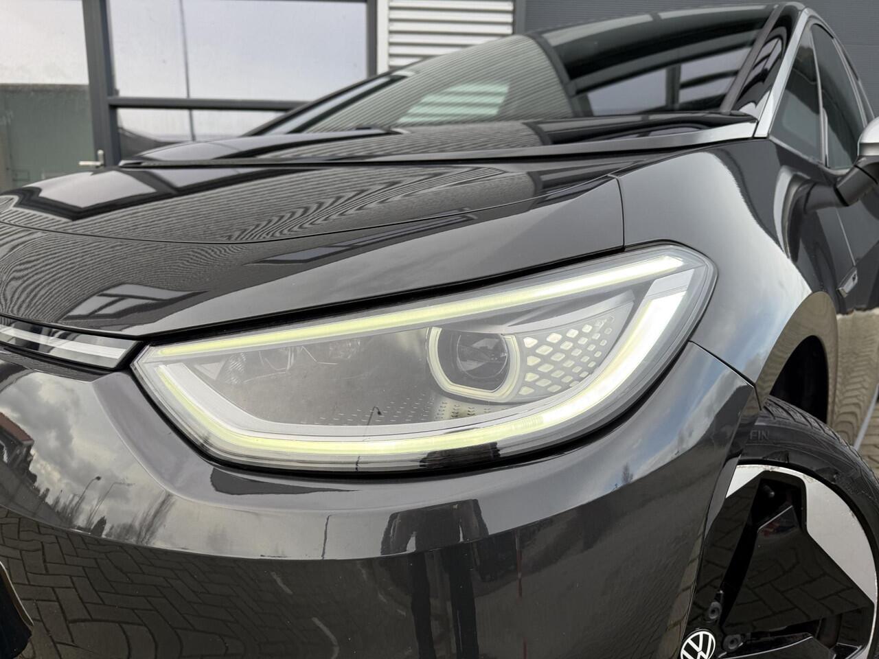 Volkswagen ID.3 First Max 58 kWh ?SOH 94.5% ?Panoramadak ?Matrix LED ?Full LED ?Stuur- Stoelverwarming ?Sfeerverlichting ?Navigatie ?Camera ?Trekhaak ?Lichtmetaal 20" ?Parkeersensoren