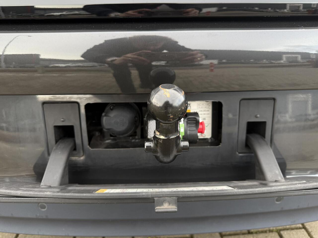 Volkswagen ID.3 First Max 58 kWh ?SOH 94.5% ?Panoramadak ?Matrix LED ?Full LED ?Stuur- Stoelverwarming ?Sfeerverlichting ?Navigatie ?Camera ?Trekhaak ?Lichtmetaal 20" ?Parkeersensoren