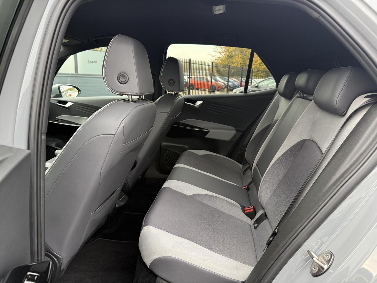 Volkswagen ID.3 First Plus 58 kWh Navi,Camera,Pdc V+A,Stoelverwarming,Lm velgen,N.A.P,Apk tot 11-2026