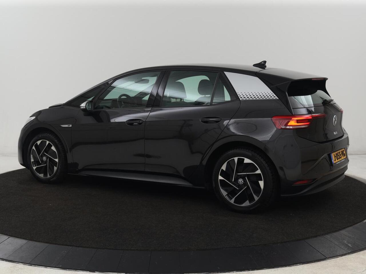 Volkswagen ID.3 First 58 kWh | Stoel & stuurverwarming | Adaptive cruise | Camera | Carplay | Navigatie | Full LED | Parkeerhulp | 18" lichtmetalen velgen