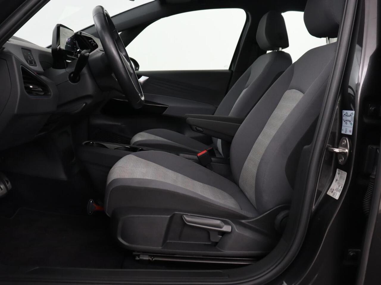 Volkswagen ID.3 First 58 kWh | Stoel & stuurverwarming | Adaptive cruise | Camera | Carplay | Navigatie | Full LED | Parkeerhulp | 18" lichtmetalen velgen