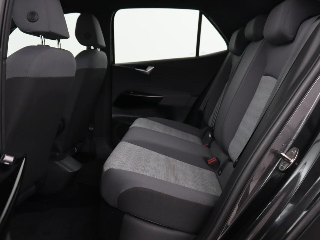 Volkswagen ID.3 First 58 kWh | Stoel & stuurverwarming | Adaptive cruise | Camera | Carplay | Navigatie | Full LED | Parkeerhulp | 18" lichtmetalen velgen