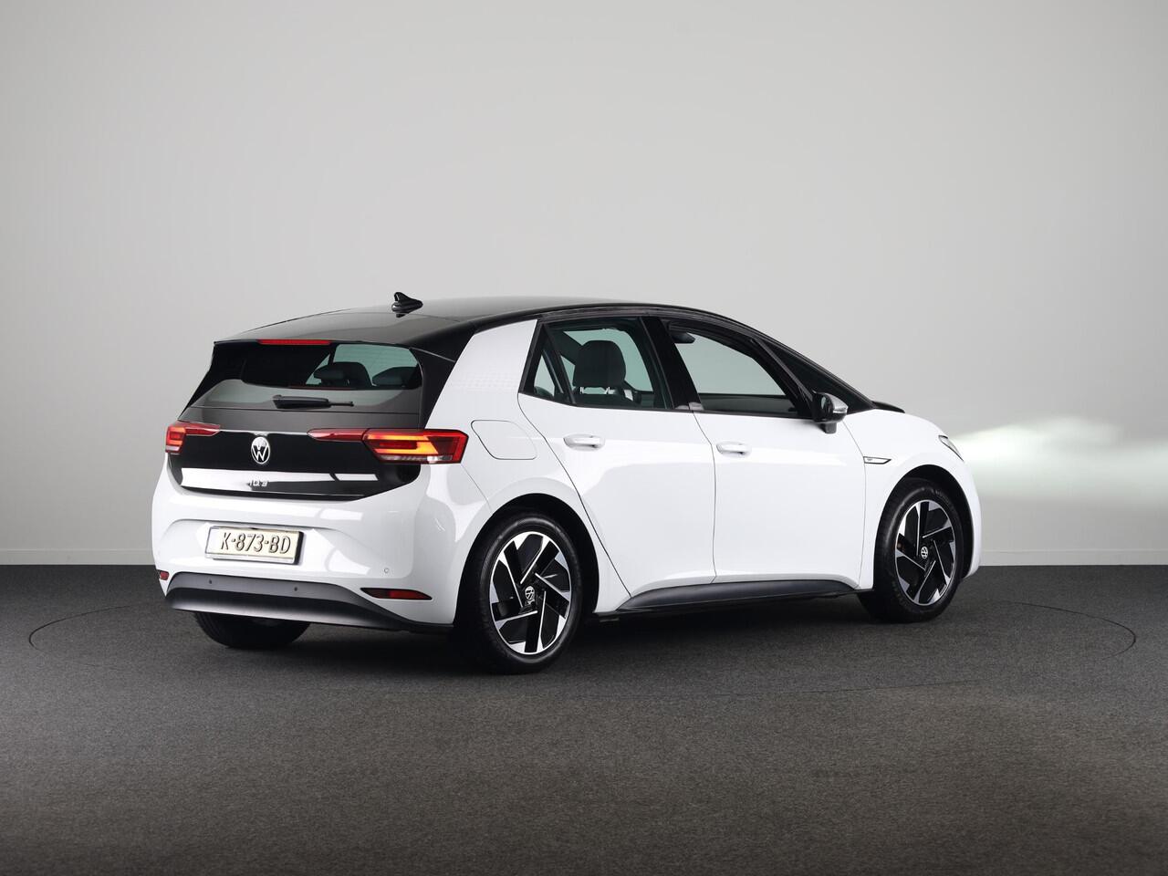 Volkswagen ID.3 First 58 kWh 204 PK | SOH 93% | Steunhaak | Navigatie | Parkeersensoren | Stoelverwarming |