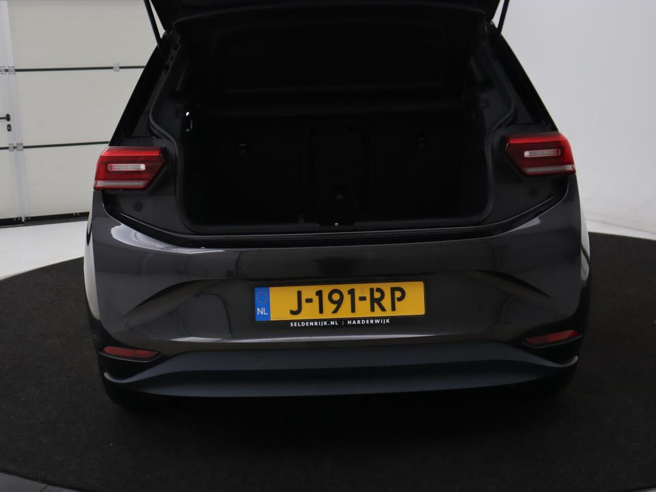 Volkswagen ID.3 First Plus 58 kWh | Stoelverwarming | Matrix LED | Adaptive cruise | Camera | Carplay | Keyless | Stuurverwarming | Navigatie | Parkeerhulp | Climate control