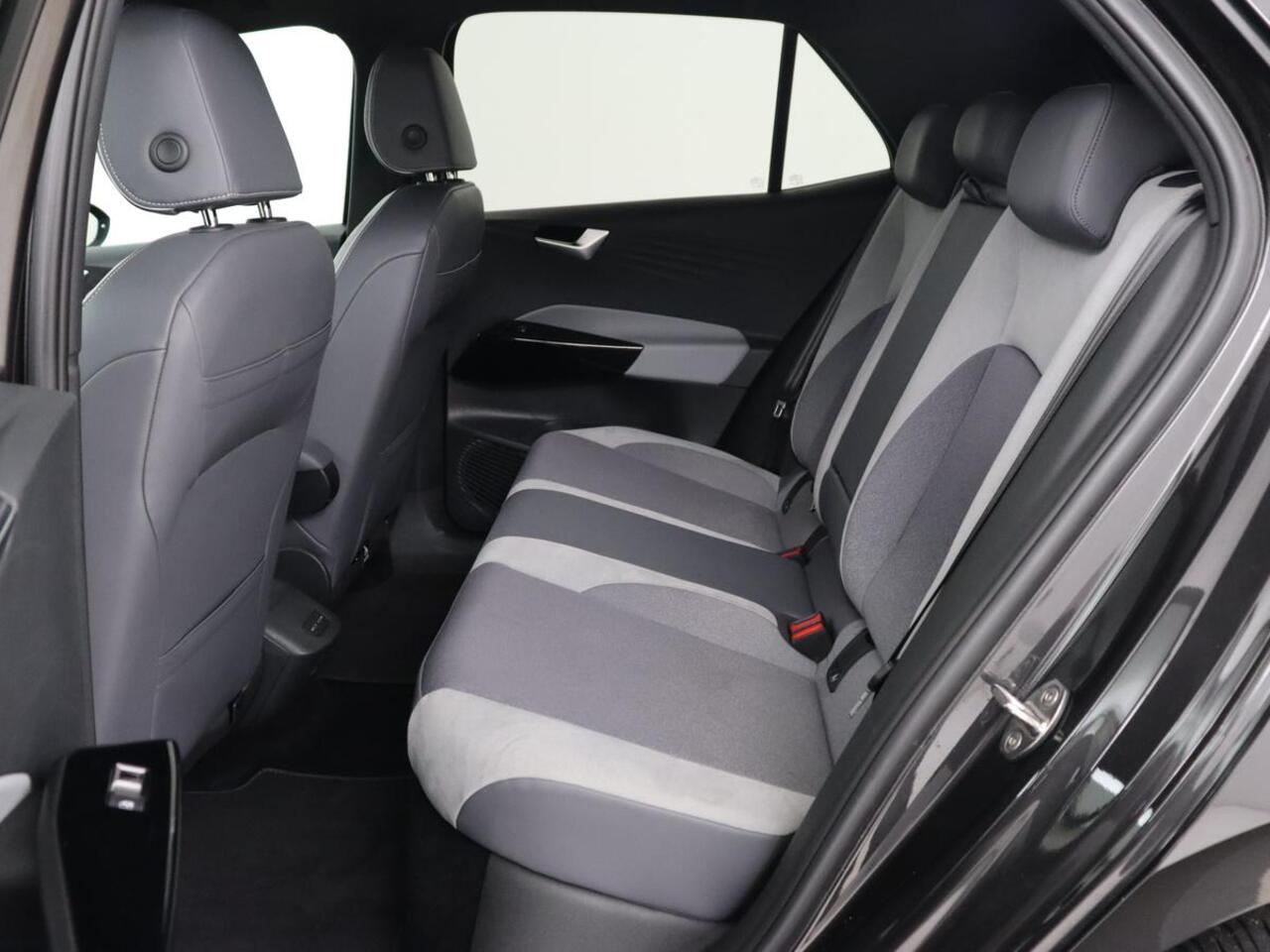 Volkswagen ID.3 First Plus 58 kWh | Stoelverwarming | Matrix LED | Adaptive cruise | Camera | Carplay | Keyless | Stuurverwarming | Navigatie | Parkeerhulp | Climate control