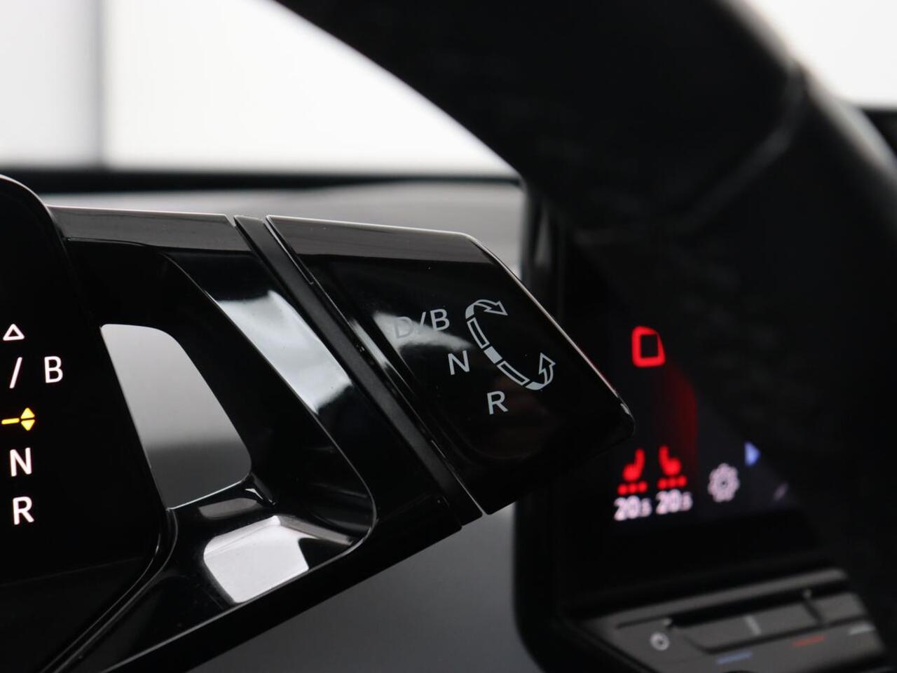 Volkswagen ID.3 First Plus 58 kWh | Trekhaak | Stoel & stuurverwarming | Camera | Adaptive cruise | Sfeerverlichting | Carplay | Matrix LED | Parkeerhulp | Climate control