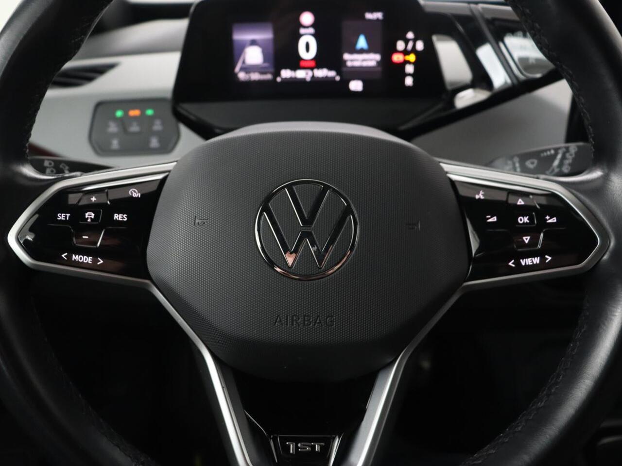 Volkswagen ID.3 First Plus 58 kWh | Trekhaak | Stoel & stuurverwarming | Camera | Adaptive cruise | Sfeerverlichting | Carplay | Matrix LED | Parkeerhulp | Climate control