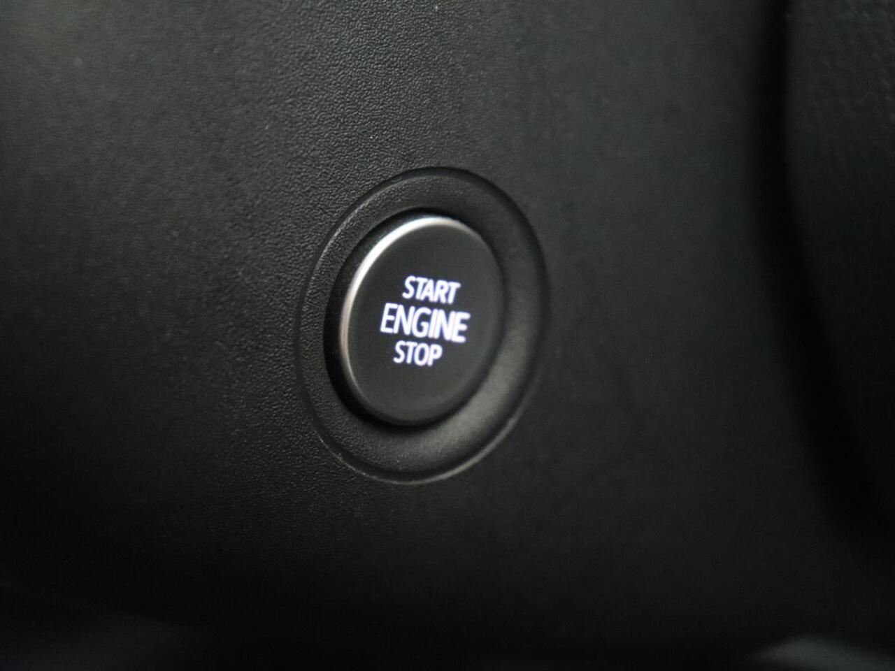 Volkswagen ID.3 First Plus 58 kWh | Trekhaak | Stoel & stuurverwarming | Camera | Adaptive cruise | Sfeerverlichting | Carplay | Matrix LED | Parkeerhulp | Climate control