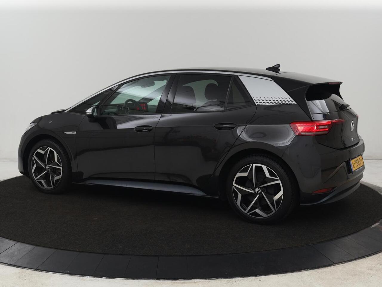 Volkswagen ID.3 First Plus 58 kWh | Trekhaak | Stoel & stuurverwarming | Camera | Adaptive cruise | Sfeerverlichting | Carplay | Matrix LED | Parkeerhulp | Climate control