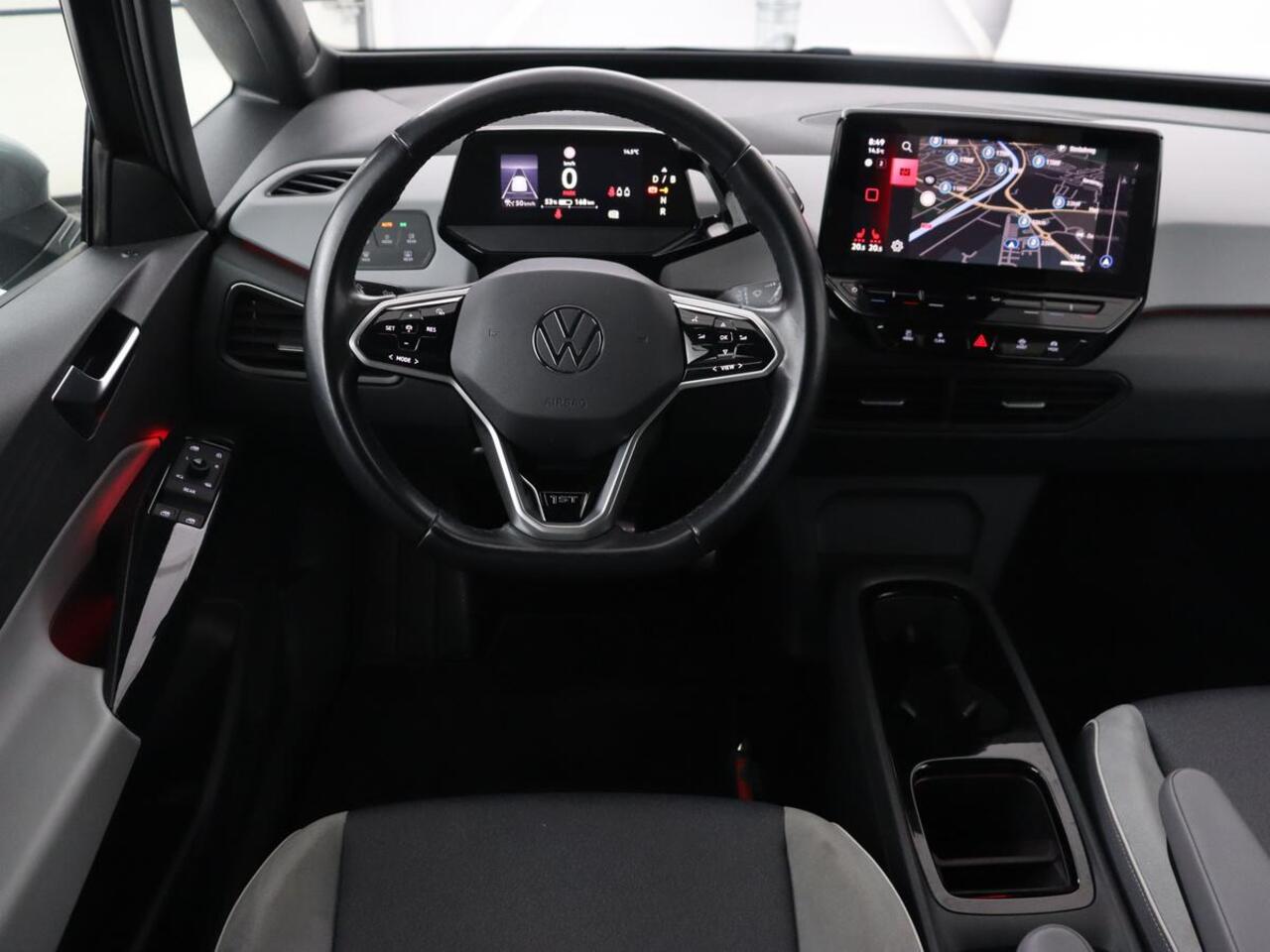 Volkswagen ID.3 First Plus 58 kWh | Trekhaak | Stoel & stuurverwarming | Camera | Adaptive cruise | Sfeerverlichting | Carplay | Matrix LED | Parkeerhulp | Climate control