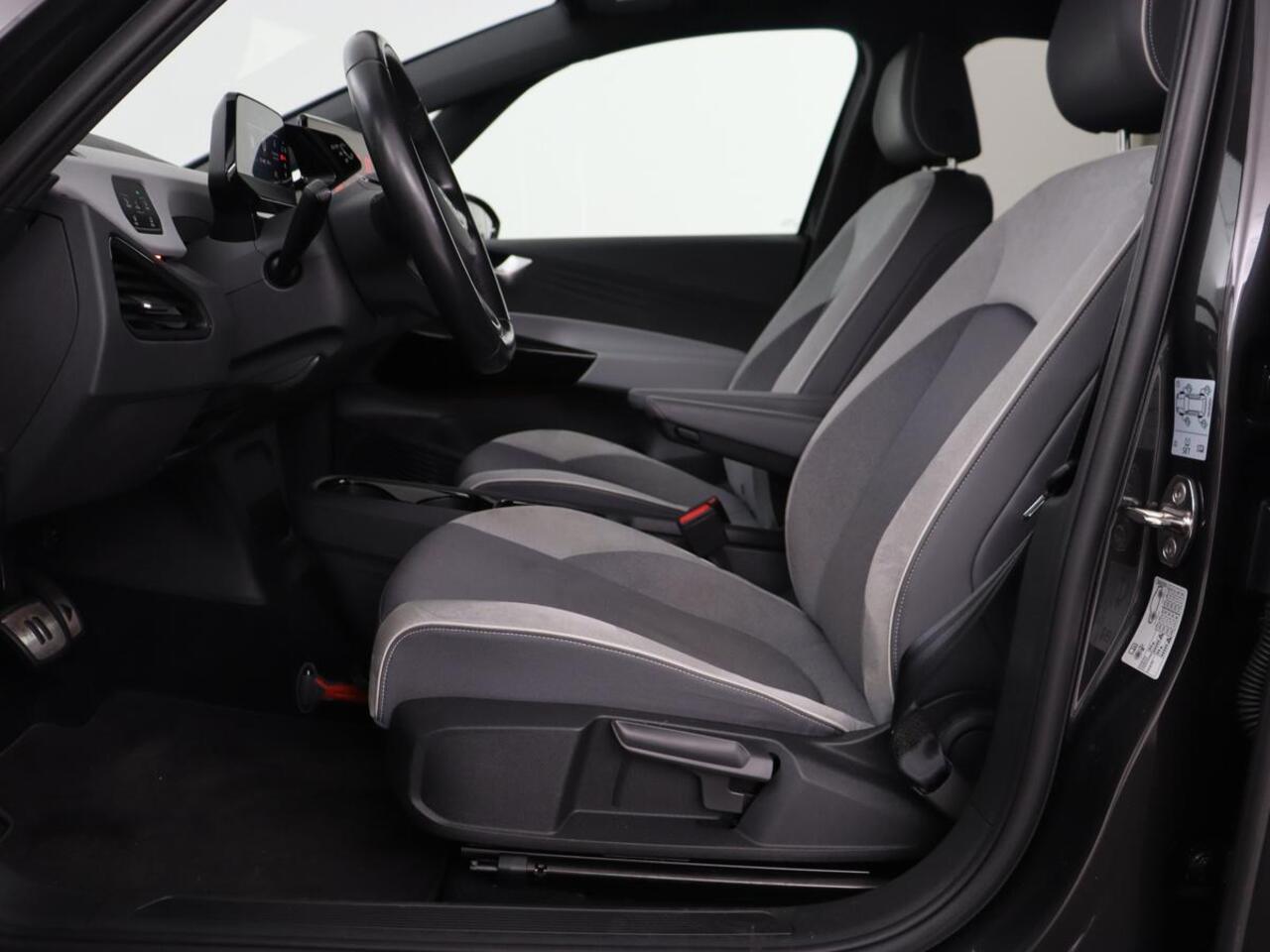 Volkswagen ID.3 First Plus 58 kWh | Trekhaak | Stoel & stuurverwarming | Camera | Adaptive cruise | Sfeerverlichting | Carplay | Matrix LED | Parkeerhulp | Climate control