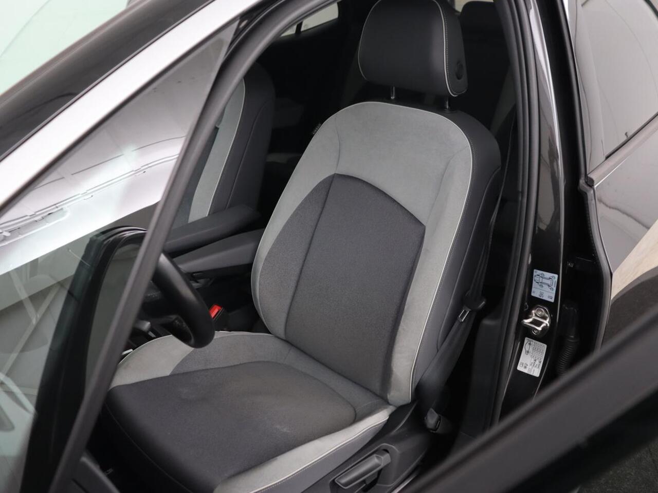 Volkswagen ID.3 First Plus 58 kWh | Trekhaak | Stoel & stuurverwarming | Camera | Adaptive cruise | Sfeerverlichting | Carplay | Matrix LED | Parkeerhulp | Climate control