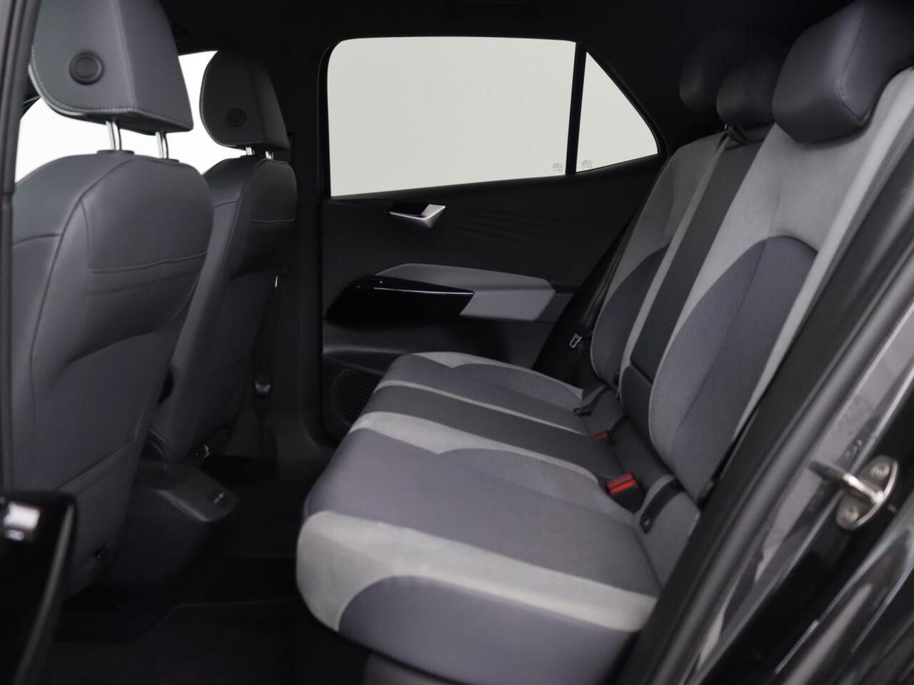 Volkswagen ID.3 First Plus 58 kWh | Trekhaak | Stoel & stuurverwarming | Camera | Adaptive cruise | Sfeerverlichting | Carplay | Matrix LED | Parkeerhulp | Climate control