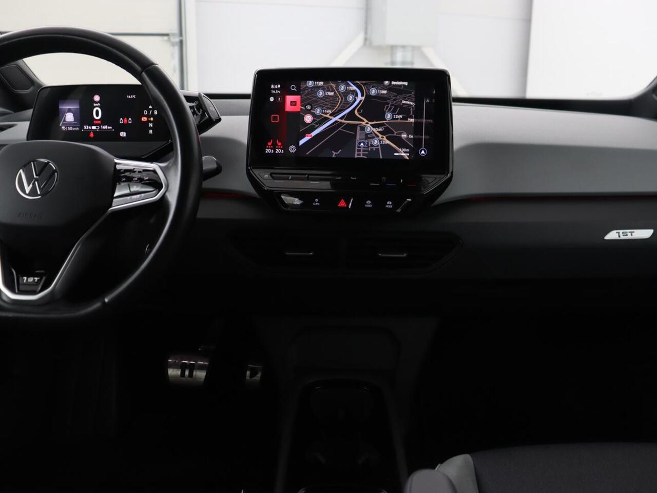 Volkswagen ID.3 First Plus 58 kWh | Trekhaak | Stoel & stuurverwarming | Camera | Adaptive cruise | Sfeerverlichting | Carplay | Matrix LED | Parkeerhulp | Climate control