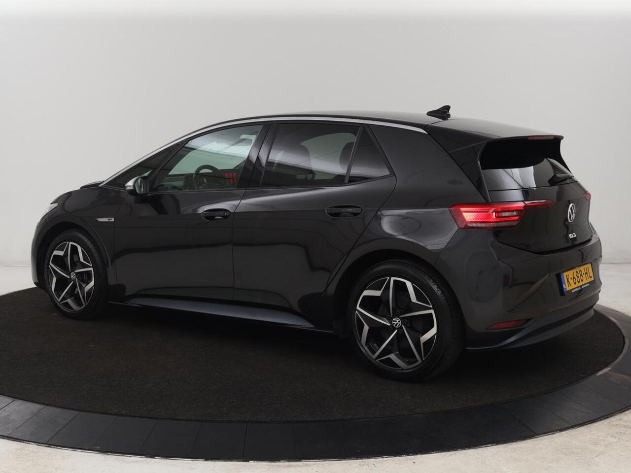 Volkswagen ID.3 First Plus 58 kWh | Stoel & stuurverwarming | Camera | Adaptive cruise | Sfeerverlichting | Carplay | Navigatie | Matrix LED | Parkeerhulp | Sfeerverlichting | Climate control