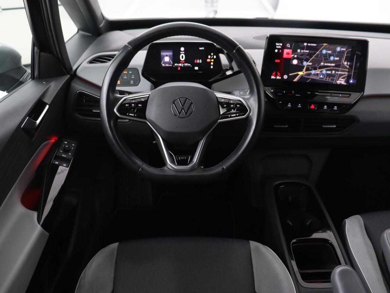 Volkswagen ID.3 First Plus 58 kWh | Stoel & stuurverwarming | Camera | Adaptive cruise | Sfeerverlichting | Carplay | Navigatie | Matrix LED | Parkeerhulp | Sfeerverlichting | Climate control